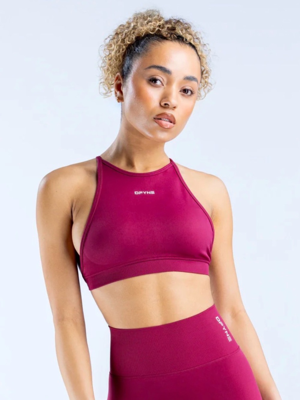 DFYNE Dynamic High-Neck Sports Bra in Berry